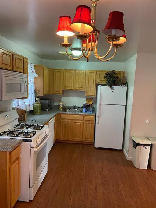 Large 3-Bedrooms/2-Bath Apt, One Block To Train Nueva York Exterior foto