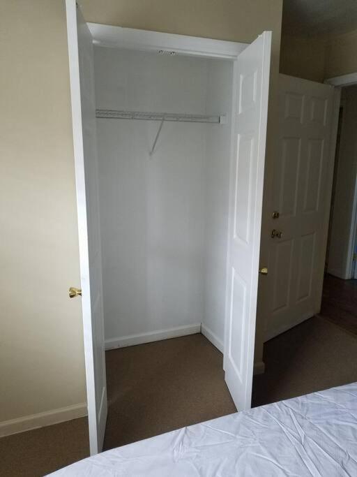 Large 3-Bedrooms/2-Bath Apt, One Block To Train Nueva York Exterior foto