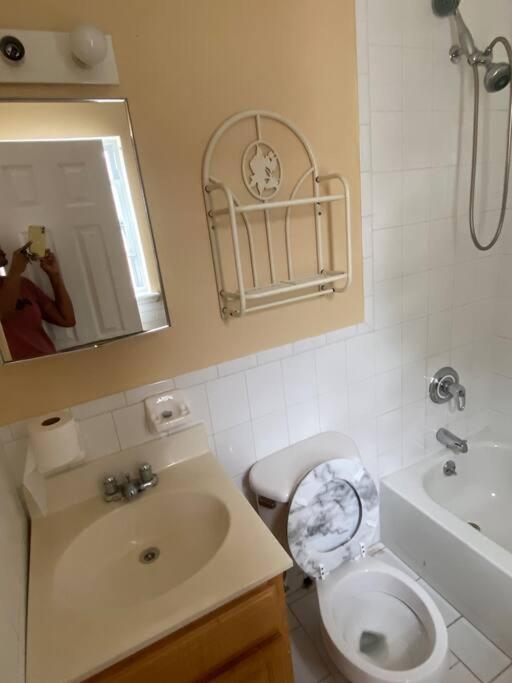 Large 3-Bedrooms/2-Bath Apt, One Block To Train Nueva York Exterior foto