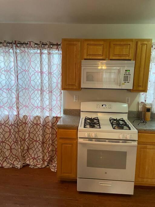 Large 3-Bedrooms/2-Bath Apt, One Block To Train Nueva York Exterior foto