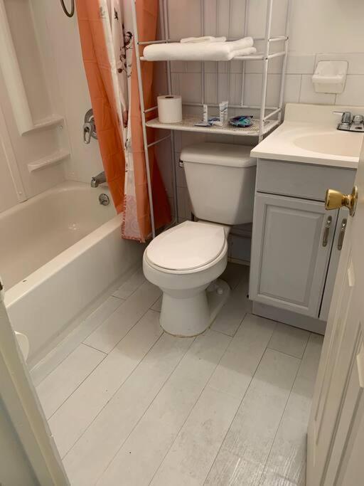 Large 3-Bedrooms/2-Bath Apt, One Block To Train Nueva York Exterior foto