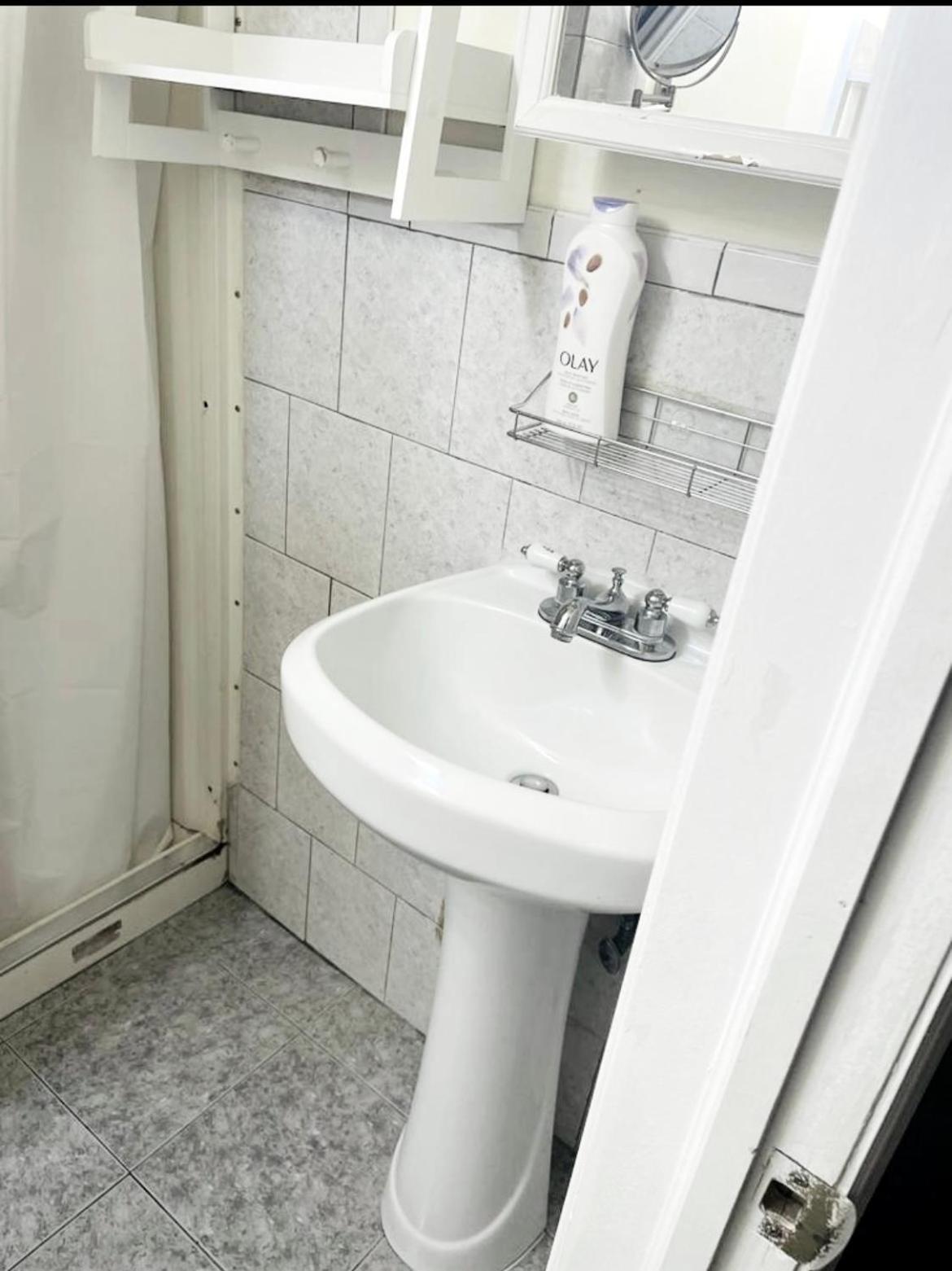 Large 3-Bedrooms/2-Bath Apt, One Block To Train Nueva York Exterior foto