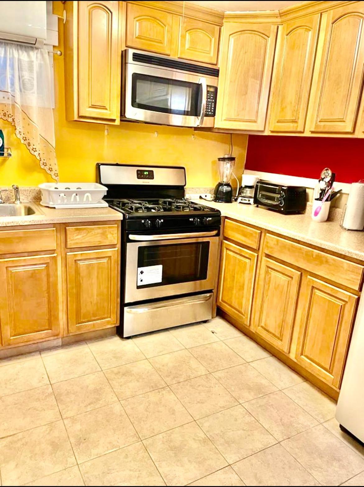 Large 3-Bedrooms/2-Bath Apt, One Block To Train Nueva York Exterior foto